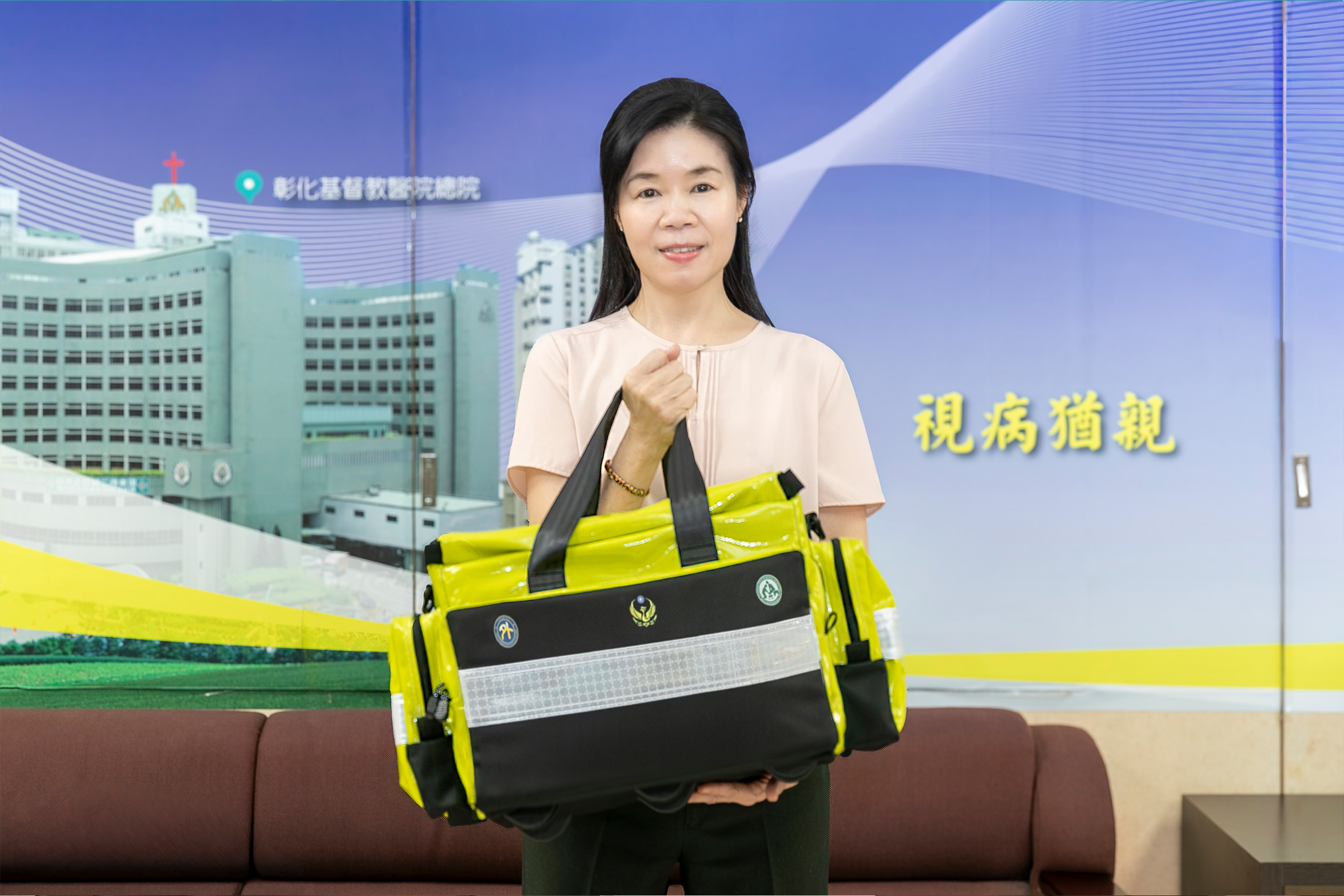彰化縣消防局周雍華科長感謝彰基捐贈10套急救處置包，助斐濟學員將所學救護技術落實實務，深化台斐緊急醫療交流。(彰基提供)